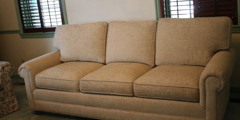 how much does it cost to reupholster a couch