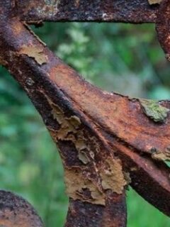 how to remove rust from wrought iron