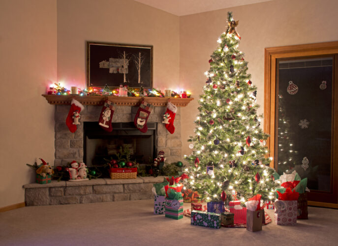 Achieve the Perfect Holiday Glow with the Right Christmas Tree Light and Décor 1