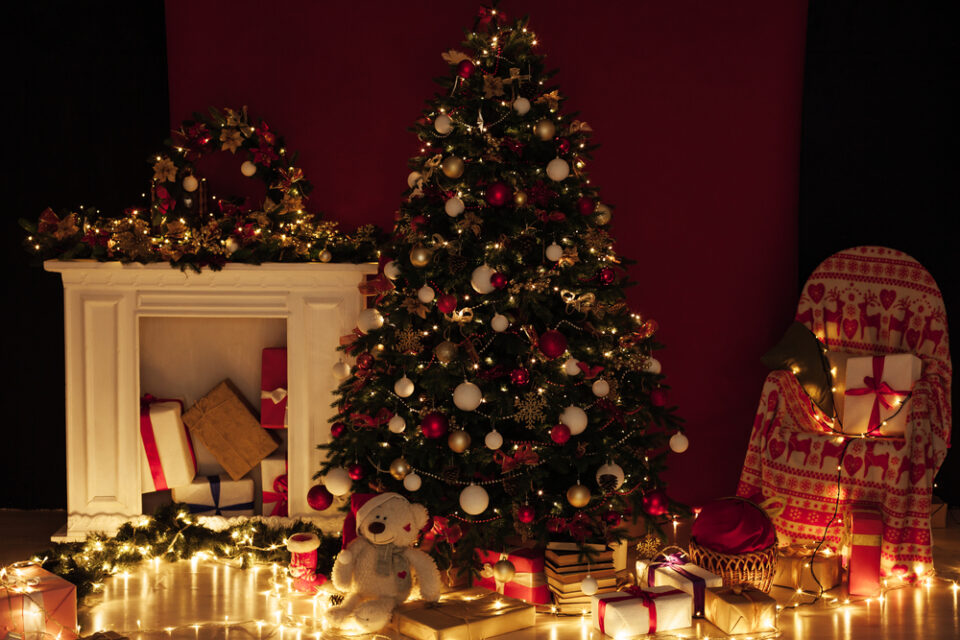 Decorating Your Christmas Tree with Lights: Top Essentials to Master ...