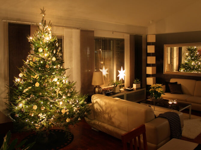 Achieve the Perfect Holiday Glow with the Right Christmas Tree Light and Décor 2