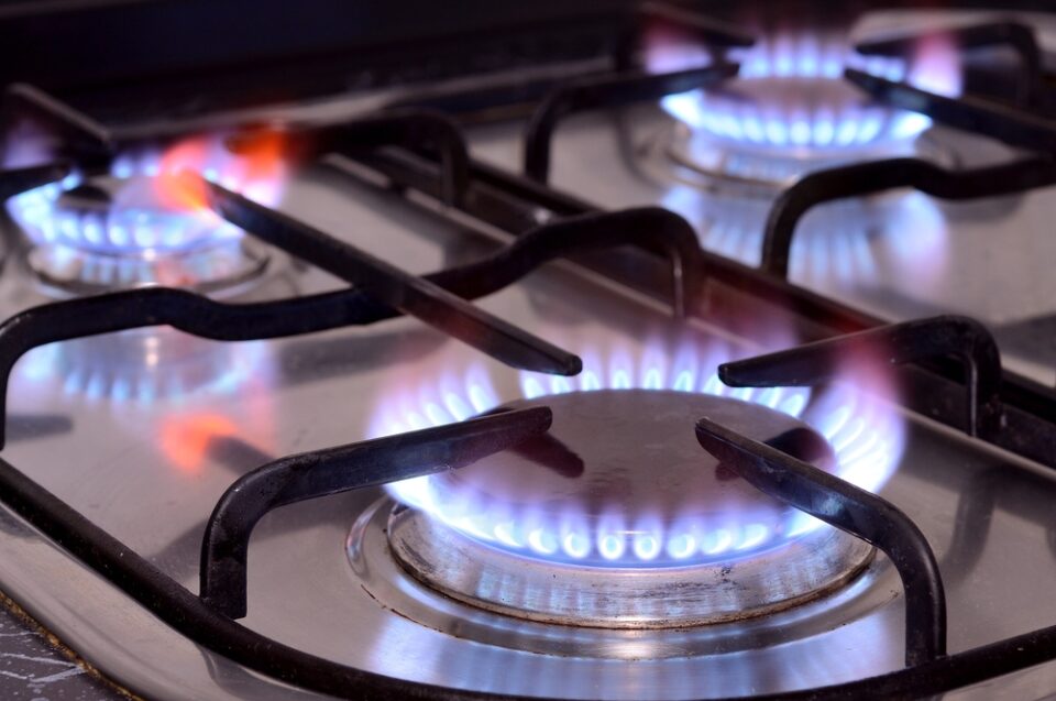 Gas Oven Won't Stay On or Heat Up? Try These Troubleshooting Tips